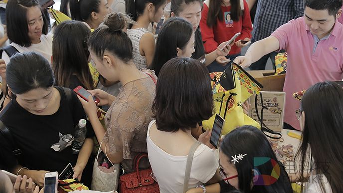 韩庚粉丝见面会开进营业厅 中国电信构建营销新生态