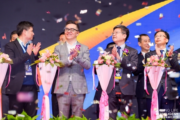  几十款智能新品闪亮全场 TCL在AWE又放大招