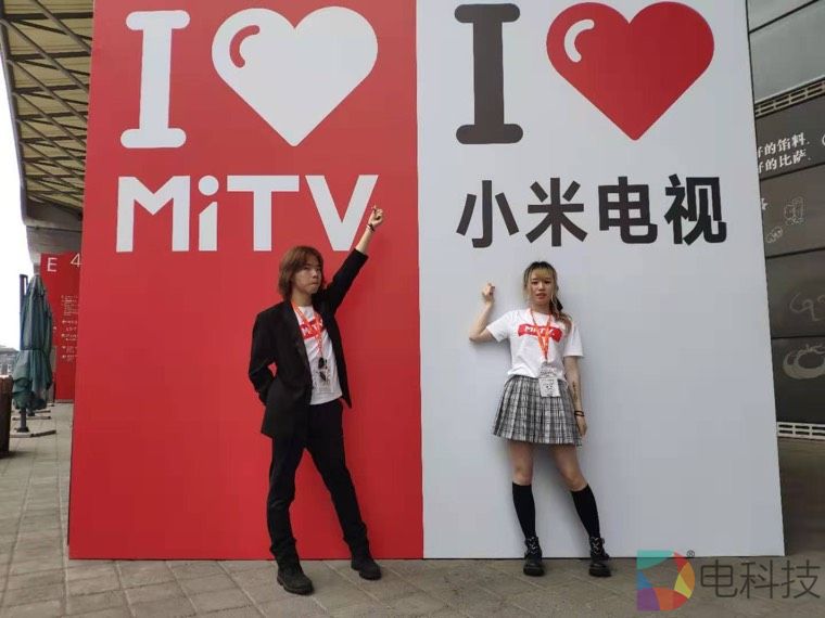 小米壁画电视语音操控一切！小米AloT智能家居引爆UDE