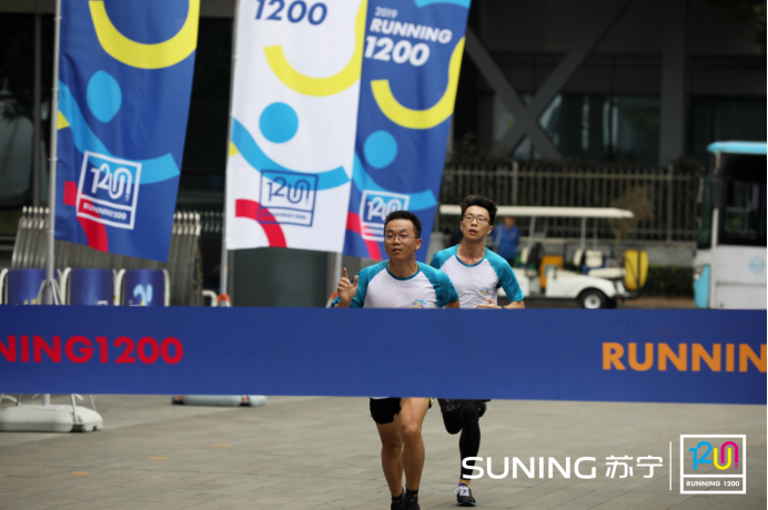 【1013活动主通稿】苏宁1200传承跑金秋开跑：拼体能更拼事业，为什么他们这么&ldquo;拼&rdquo;？1844.png