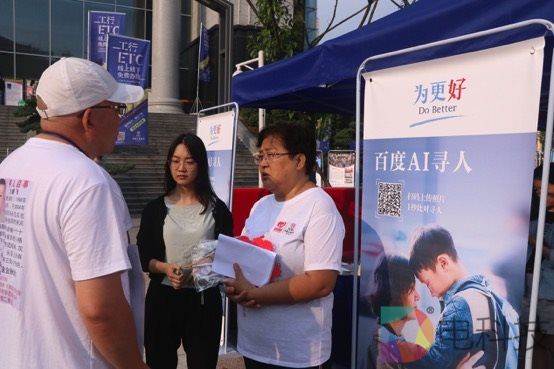 图片包含 人员, 户外, 男士, 站立

描述已自动生成