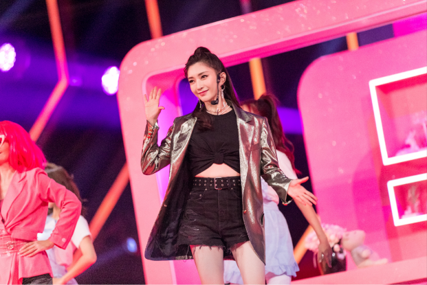 江疏影双十一狮晚演绎《购物小姐》，秀前卫消费观