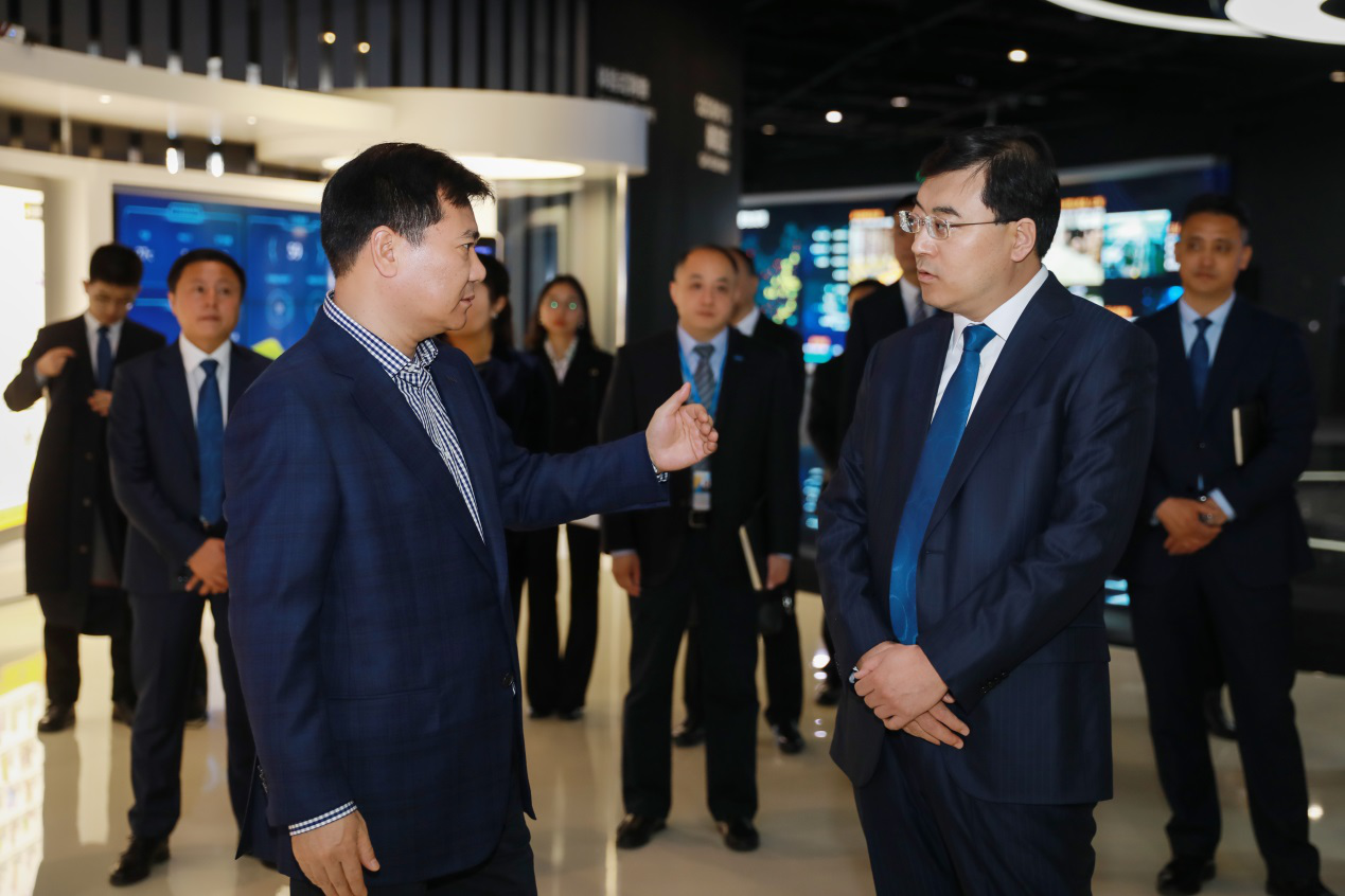 张近东与伊利集团董事长潘刚会面 双方战略合作再升级