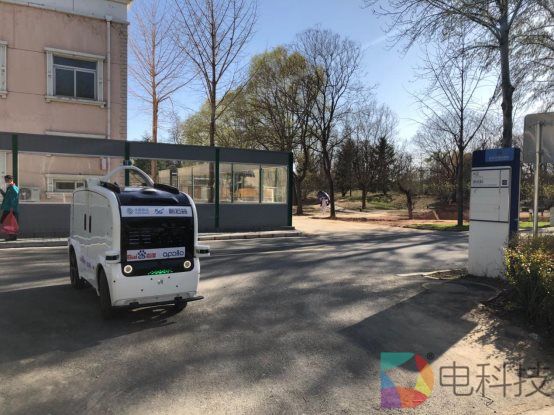 卡车行驶在路上

描述已自动生成