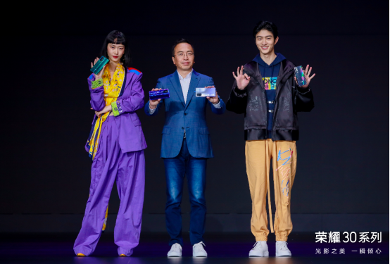 潮美外观+超大底+全系潜望式摄像头，荣耀30系列2999元起