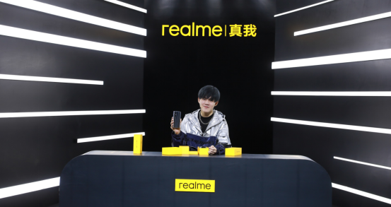 【发布会新闻稿】全球3500万用户量达成 realme 真我X50 Pro 玩家版等八款潮玩新品亮相1299.png