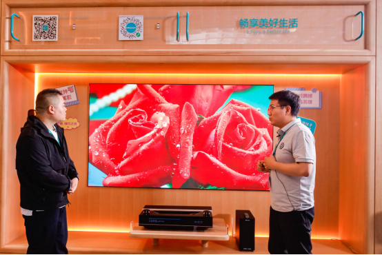 为师傅送10万激光电视，论孝顺仗义，还是岳云鹏！