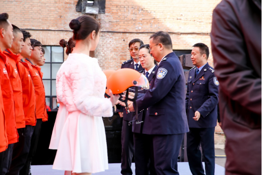 新闻稿  保障安全出行  公安部联合雅迪开展一盔一带安全守护行动-10271804.png