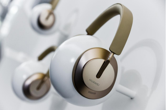 【10.30产品新闻通稿】华为首款头戴耳机FreeBuds Studio：高解析无损音质，静享Hi-Fi级聆听体验(1)