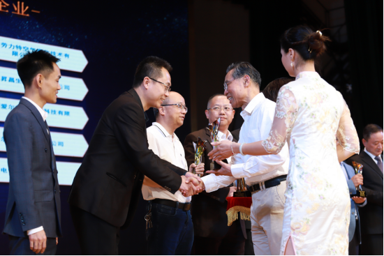  空净业奥斯卡！钟南山院士为海尔空调新风产品颁发“南山奖”