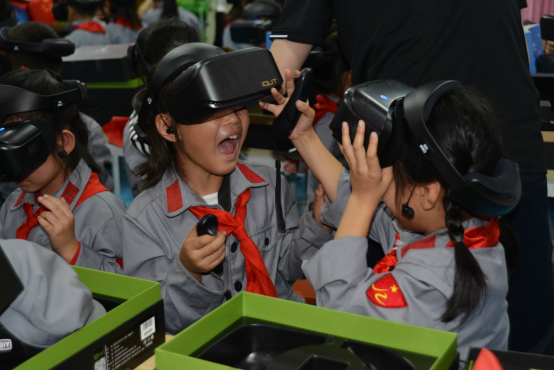 【新闻稿】VR科技启迪梦想 山区孩子视频问候 爱奇艺&ldquo;希望盒子&rdquo;公益项目暖心落幕12301271.png