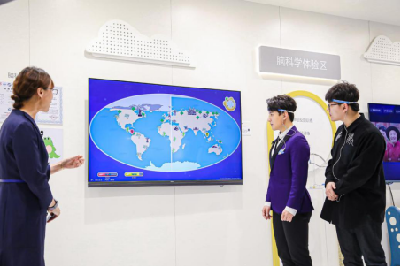   电视只能看吗？海尔智慧屏在2021AWE现场能用意念拔河比赛