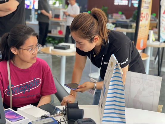中国联通携手苹果开设国内首家苹果Carrier Shop先锋店448.png