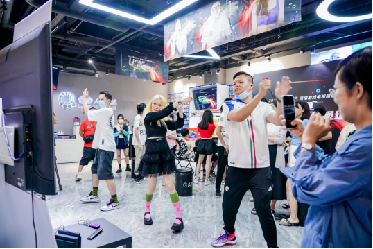 配图fn2021-7-12【主新闻稿】京东家电联手海信组局嗨玩趴，创造&ldquo;打开即现场&rdquo;游戏新玩法v22(1)1013.pn