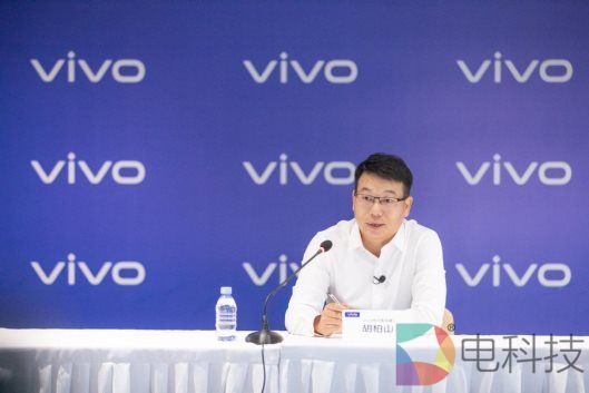 人手里拿着球拍和白色的字
低可信度描述已自动生成