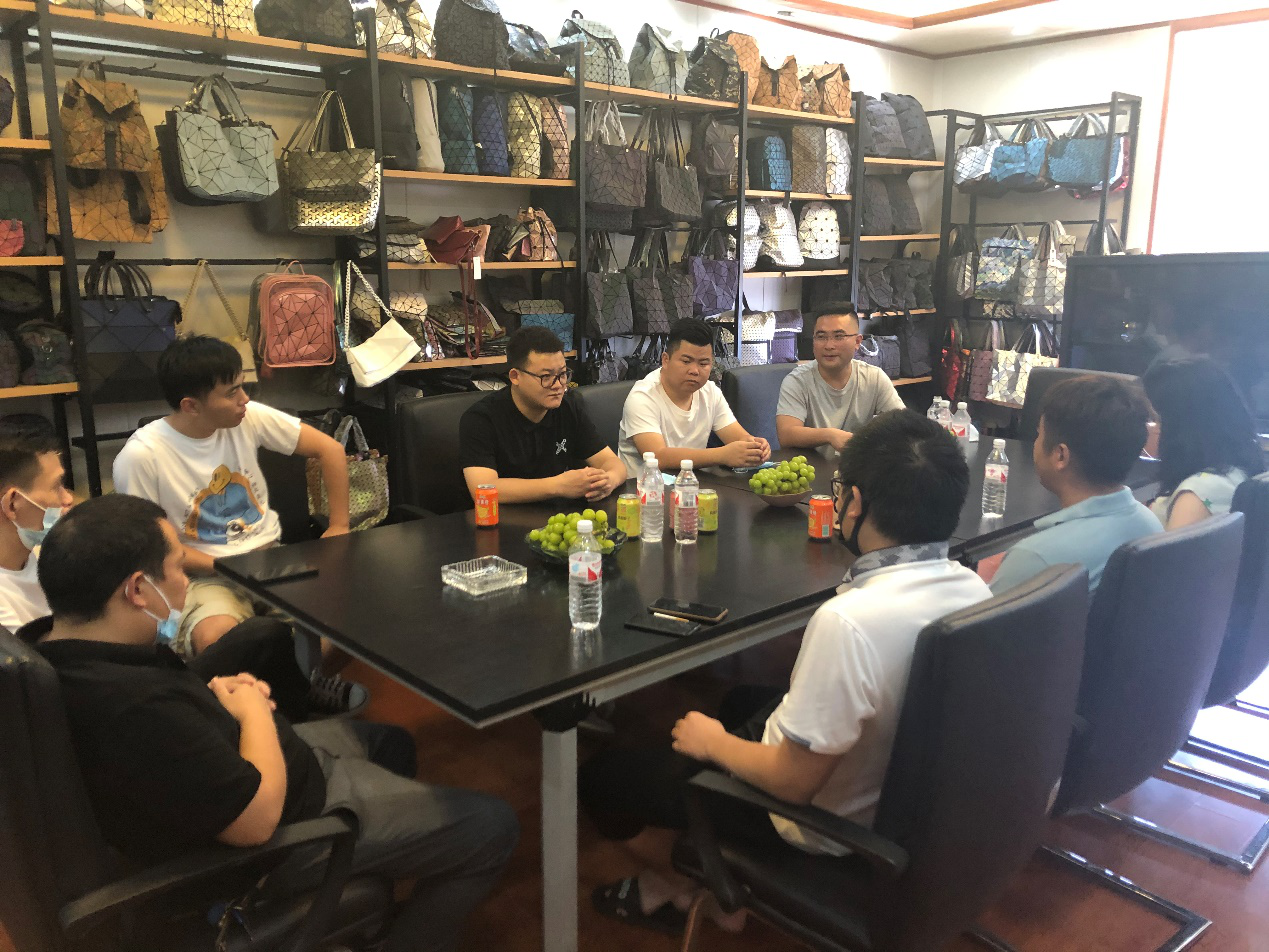  苏宁拼购商家可通过苏宁易购系统进入抖音小店，享受直播红利