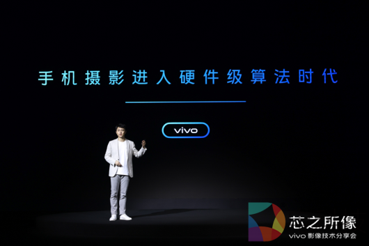 黑暗中有男人的照片上写着字
描述已自动生成