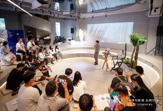 人们在看台上的人群

中度可信度描述已自动生成