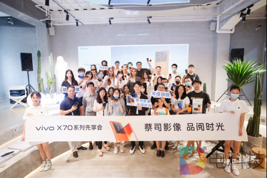 人们在看台上的人在房间里

中度可信度描述已自动生成