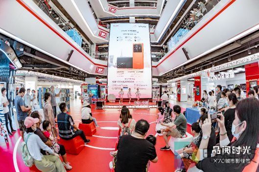 人们在看台上的人在火车旁
中度可信度描述已自动生成