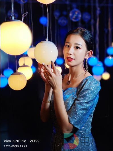 人手里拿着玩具
低可信度描述已自动生成