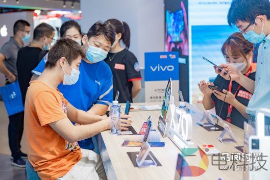 图片包含 人, 桌子, 室内, 小孩
描述已自动生成