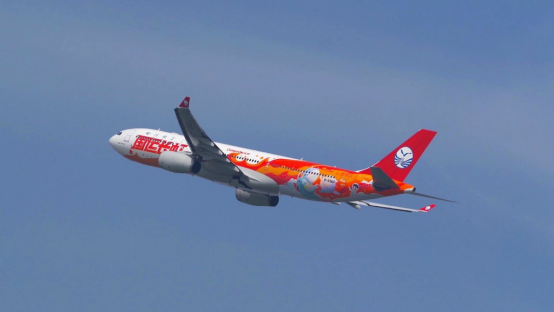 伴月升空待凯旋，长虹真8K电视共同见证历史性时刻