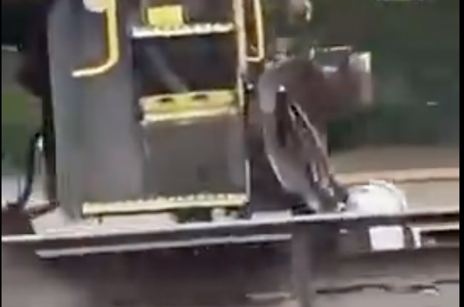 自动驾驶送货小汽车横穿铁路 结果被火车压爆起火