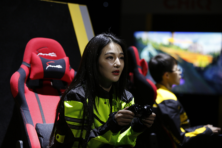 乳神桂晶晶约五男人激战 车震要玩就玩“大”的