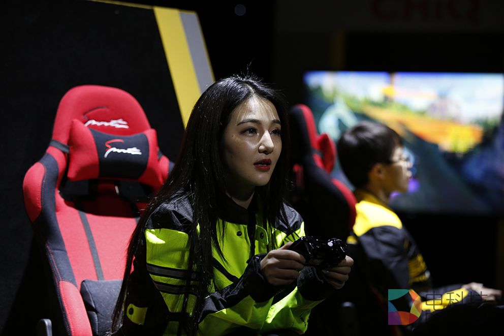 乳神桂晶晶约五男人激战车游