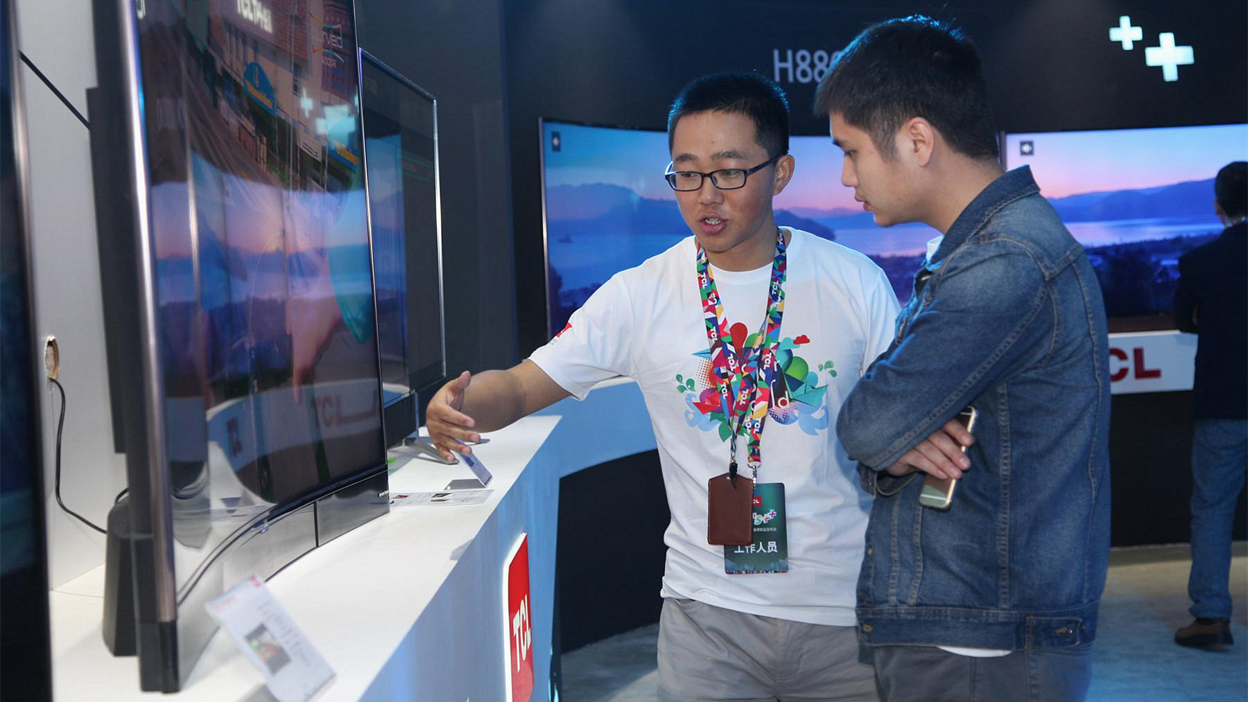 好看好玩！TCL TV+量子点曲面H8800演示视频精彩出炉！