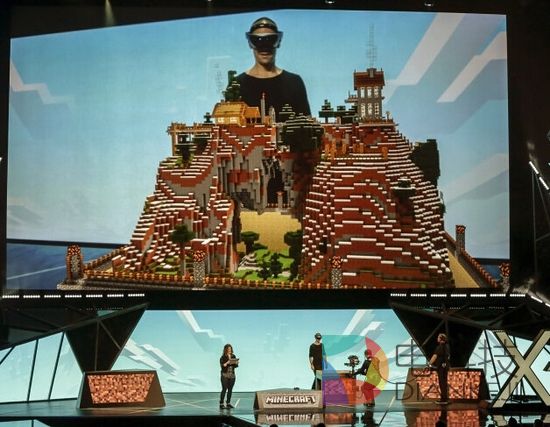 用HoloLens玩Minecraft是怎样的体验？