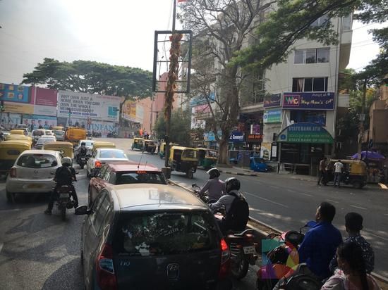 印度第六大城市、有着印度&ldquo;硅谷&rdquo;之称的班加罗尔，下班高峰时间，摩托车、三轮车、汽车挤在十字路口等红绿灯。