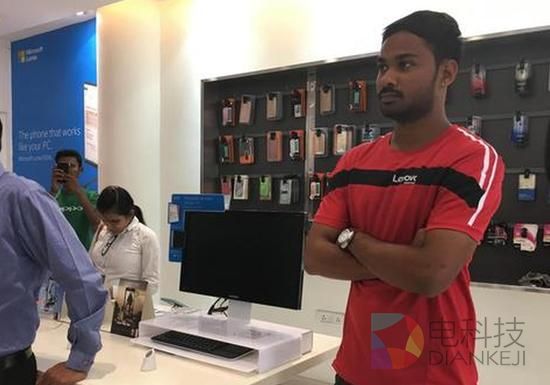 the phone store里,有穿着联想和oppo宣传衫的导购员。