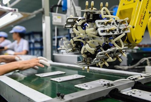 东莞工人辞八千月薪工作转型机器人技工