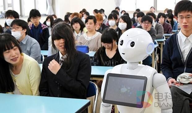 日本机器人被取录为高中生 精通日语英语
