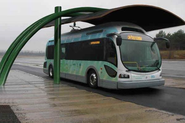 这个电动巴士快充系统充电速度比加油更快