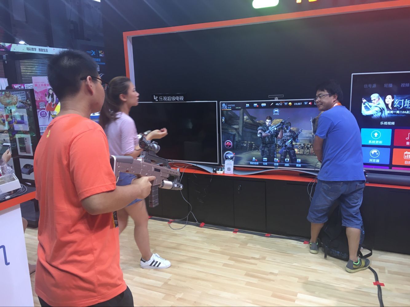 除120寸电视之王 乐视超级枪王竟然在CJ上抢了美女的风头