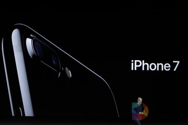 亮黑色iPhone7加价上万 黄牛现场揽客