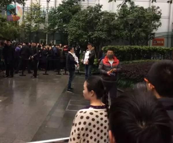 网上两分钟被秒完，线下彻夜排队，还有人当场哭泣&hellip;&hellip;都是为了这副耳机