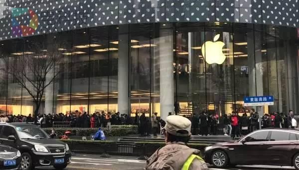 网上两分钟被秒完，线下彻夜排队，还有人当场哭泣&hellip;&hellip;都是为了这副耳机