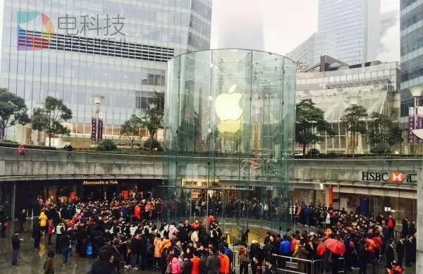 网上两分钟被秒完，线下彻夜排队，还有人当场哭泣&hellip;&hellip;都是为了这副耳机