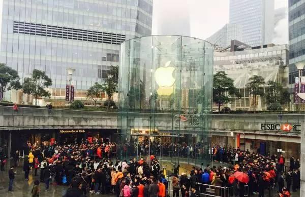 苹果买iPhone送Beats引顾客彻夜排队 最终因活动安排不当惹消费者不满