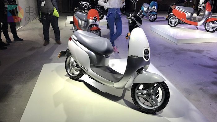 两轮版特斯拉问世！这台极速85 km/h的电动机车竟是一种共享单车