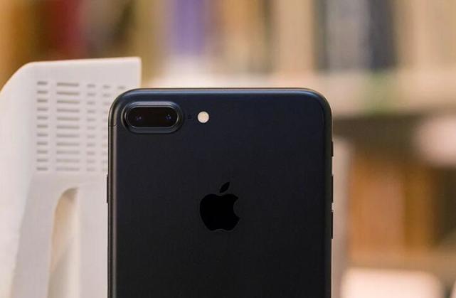 曝iPhone8将放大招 难道是乔布斯给库克托梦了