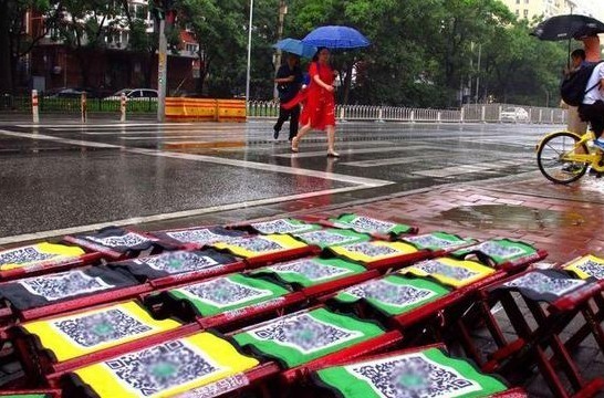 “共享马扎”比普通马扎就多个二维码 一天丢一多半