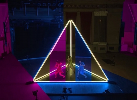 日本电信公司DOCOMO秀5G肌肉 Perfume三地合体表演