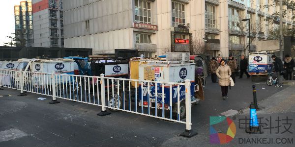 北京像素门口的快递车 贺泓源/摄