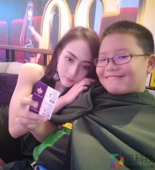 有钱真的可以为所欲为！泰国小学生用iPhone X约到模特女友