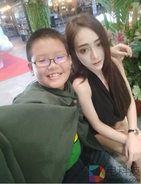 泰国小学生为约女模买iPhone X 网友：作业太少